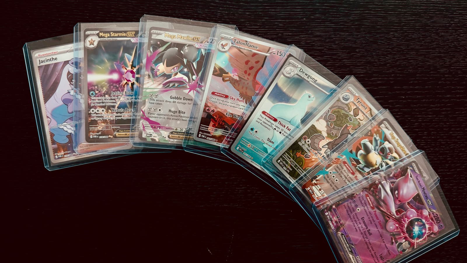 Pokémonkaart die in een beschermende sleeve glijdt
